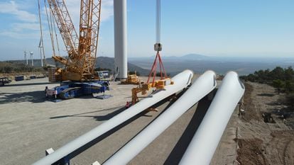 Desmontaje un aerogenerador de Iberdrola.