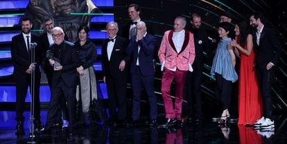 El director Pablo Berger agradece el premio a la mejor película de animación por 'Robot Dreams'.
