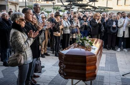 Familiares de Fernando Delgado, con su viudo Pedro García-Guillén (segundo por la izquierda), en el funeral celebrado en Faura, a 35 kilómetros de Valencia.