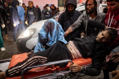 Un herido es trasladado al hospital de Kuwait, este lunes tras los ataques aéreos israelíes contra el campo de refugiados de Rafah.