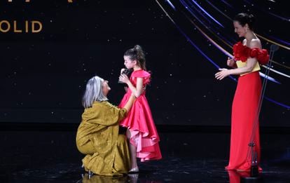 Ane Gabarain (a la izquierda), acompañada por Sofía Otero y Aitana Sánchez Gijón tras recibir el Goya a mejor actriz de reparto por su trabajo en '20.000 especies de abejas'.