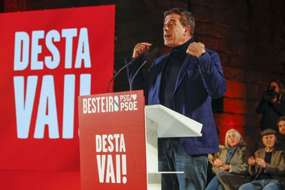 El candidato socialista a la presidencia de la Xunta, José Ramón Gómez Besteiro, participa en el acto de inicio de campaña, este jueves en la plaza de Santamaría, en Lugo.