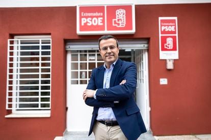 Miguel Ángel Gallardo, delante de la sede del PSOE en Mérida.