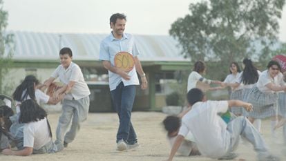 Eugenio Derbéz en el papel del maestro Sergio Juárez, en la película 'Radical' (dir. Zalla, 2023).