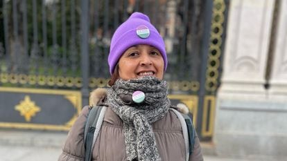 La peruana de 48 años Mirta Vergaray en la manifestación de Madarid contraria a la inclusión de las personas 'trans' en la agenda feminista, esta tarde.
