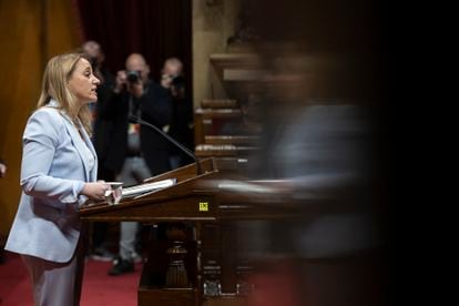La 'consellera' de Economía y Hacienda, Natàlia Mas, interviene en el pleno de este miércoles en el Parlament.