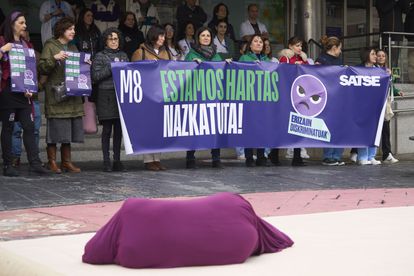 'Performance' reivindicativa de danza contemporánea en las puertas del hospital universitario vitoriano de Txagorritxu, este viernes.