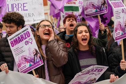 Decenas de estudiantes durante la concentración por el Día Internacional de la Mujer, este viernes en la Puerta del Sol de Madrid.