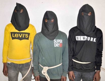 Foto divulgada por la Policía de Dumka de tres de los detenidos por el ataque y la violación en grupo de una española en el noreste de la India.