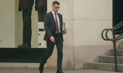 El 17 de octubre de 2023, el comandante Rubén Villalba camina por la calle tras el encuentro en La Chalana con Koldo García, según una imagen captada por la Guardia Civil durante sus seguimientos.
