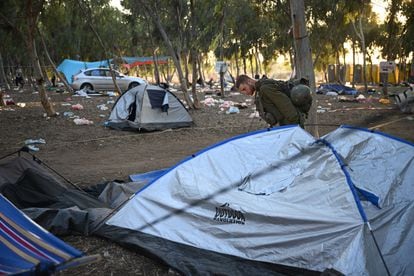 Soldados israelíes inspeccionan el lugar del festival atacado Nova, el 12 de octubre.