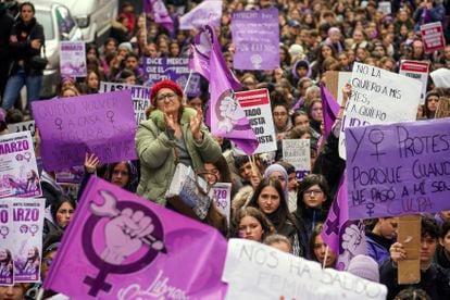 Decenas de estudiantes participaban en la manifestación frente al Ministerio de Justicia en Madrid, este viernes.