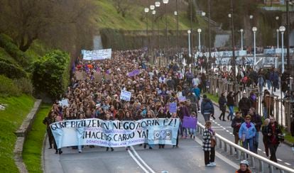 Cabecera de la manifestación del 8M en San Sebastián (Gipuzkoa) por el paseo de la Concha.