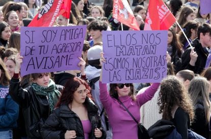 Dos jóvenes sujetaban pancartas durante la manifestación de estudiantes por el Día Internacional de la Mujer, este viernes en Bilbao.