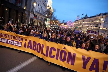 Cabecera de la manifestación contraria a la 'ley trans' por la calle Alcalá de Madrid.