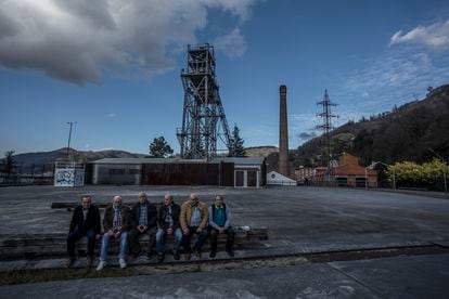 (Dcha. Izda.) José Antonio Rubio, José Manuel Peris, José Antonio Cerra, Angel Luis Vazquez, Efrén Pontón y Roberto Mallada, retirados del carbón, frente al castillete del pozo Barredo en Mieres, Asturias. & Febrero, 2024. (Manu Brabo)
