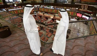 Dos hombres siguen el desempeño de la Bolsa de Kuwait, en una imagen de archivo.