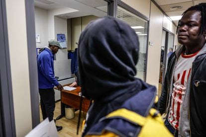 Los migrantes, a punto de presentar oficialmente sus quejas ante el Defensor del Pueblo.