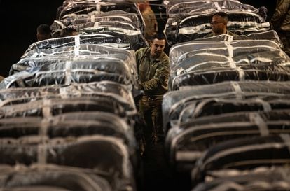 Militares estadounidenses preparan la ayuda humanitaria, en un lugar no desvelado del Comando Central, este viernes.
