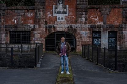 Efrén Pontón frente a la entrada de una antigua mina en Mieres, Asturias. & Febrero, 2024. (Manu Brabo)