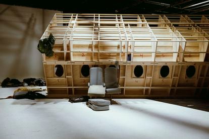 “Durante los ensayos en Barcelona, en otoño del 2021, se construyó una estructura simulando un trozo del fuselaje. Los actores tendrían que acostumbrarse al pequeño e inclinado habitáculo en el que pasaríamos, ellos y todo el equipo, tantas horas de rodaje.”