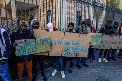 Un grupo de migrantes protestan frente a la sede del Defensor del Pueblo.