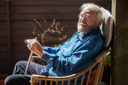 Ramón Masats, fotografiado en su casa de Madrid durante una entrevista con EL PAÍS en marzo de 2023.