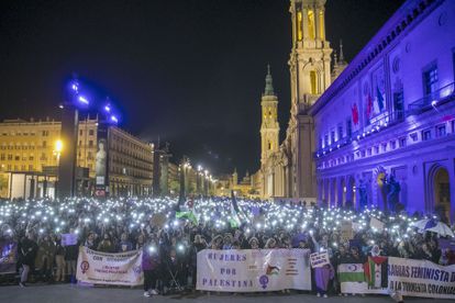 Miles de mujeres han vuelto a manifestarse en las calles de Zaragoza bajo el lema 'Por nuestros derechos, seguimos aquí'.