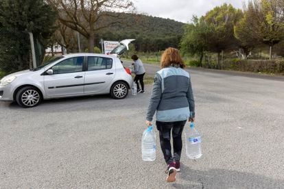 Dos vecinas de Humilladero cargan en su coche garrafas de agua potable, este jueves.