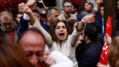 La vicepresidenta primera del Gobierno, María Jesús Montero, saluda a un grupo de simpatizantes en el exterior de la sede.