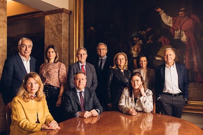 En el centro, sentado, Juan Espadas, portavoz de los socialistas en el Senado, rodeado por su equipo de senadores. El PSOE tiene 88 escaños, muy lejos de los 144 del PP.