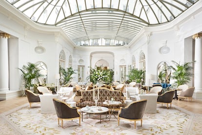 Vista del vestíbulo del Mandarin Oriental Ritz de Madrid, premiado este 2024 con tres llaves Michelin.