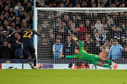 Rudiger marca el penalti definitivo ante Ederson, guardameta del Manchester City.