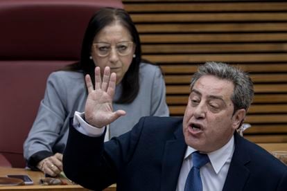 El portavoz parlamentario de Vox en la Comunidad Valenciana, José María Llanos, delante de la presidenta de las Cortes Valencianas, Llanos Massó, también de la formación ultra, durante el debate de este miércoles.