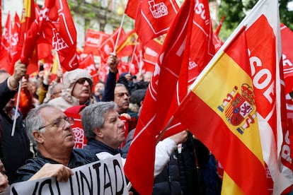 Simpatizantes del PSOE se concentran en los alrededores de la sede socialista de Ferraz para mostrar su apoyo al presidente del Gobierno.