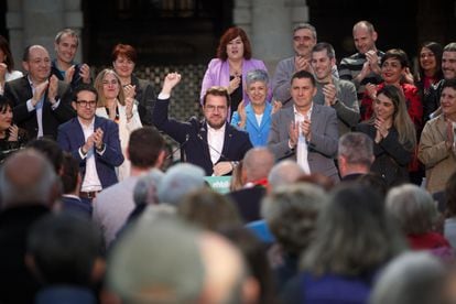 Acto de cierre de campaña de EH Bildu que ha contado con la presencia de su candidato a lehendakari, Pello Otxandiano (izquierda), y del presidente de la Generalitat de Cataluña y candidato de ERC a la reelección, Pere Aragonès (centro), este viernes en Bilbao.