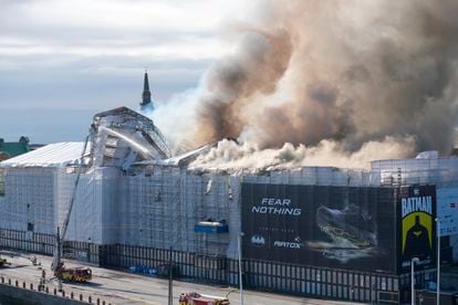 Columna de humo sobre la Bolsa de Copenhague mientras los bomberos tratan de sofocar las llamas.