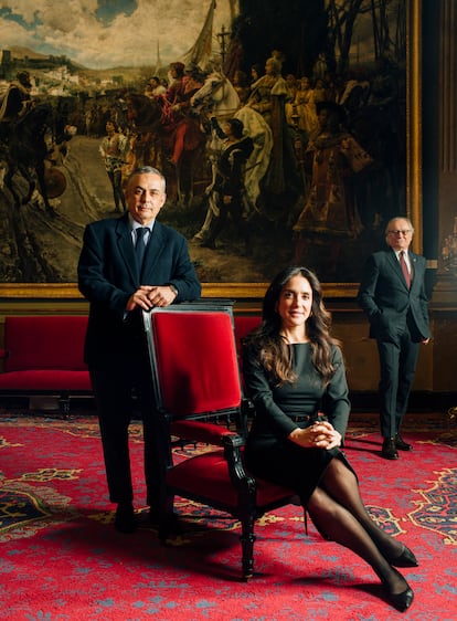 Los tres senadores de Vox: Ángel Gordillo, Paloma Gómez y Fernando Carbonell, delante del cuadro 'La rendición de Granada', de Francisco Pradilla.