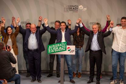 El candidato a lehendakari del PNV, Imanol Pradales, celebra los resultados electorales junto a los miembros de su partido, este domingo en Bilbao.
