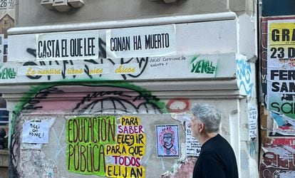 Carteles contra el Gobierno de Milei en la avenida de Mayo de Buenos Aires.