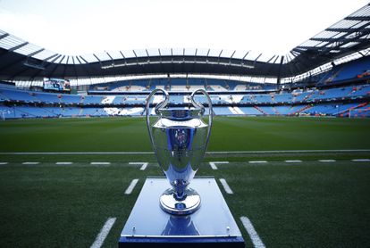 Vista general del estadio antes del partido, con el trofeo.