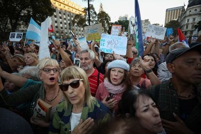 Estudiantes universitarios y líderes sindicales avanzan hacia Plaza de Mayo.