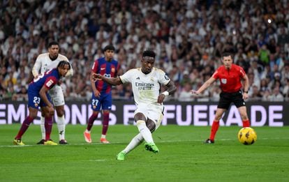 El brasileño Vinicius durante el gol, marcado de penalti, que igualó el partido para el Madrid.