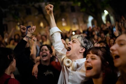 Miles de personas cantan la canción popular 'Grandola, Vila Morena' durante los primeros minutos de este jueves 25 de abril, en la plaza del Carmo de Lisboa, en conmemoración del quincuagésimo aniversario de la Revolución de los Claveles.
