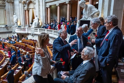 El presidente de la Asociación 25 de Abril, Vasco Lourenço (segundo por la izquierda), asiste a la sesión solemne conmemorativa celebrada por el 50 aniversario de la Revolución de los Claveles, en el Parlamento portugués en Lisboa, este jueves.