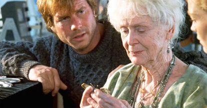 El actor Bill Paxton, que interpretaba a Brock Lovett, junto a la actriz Gloria Stuart, en su papel de Rose Calvert, en una escena de 'Titanic'.