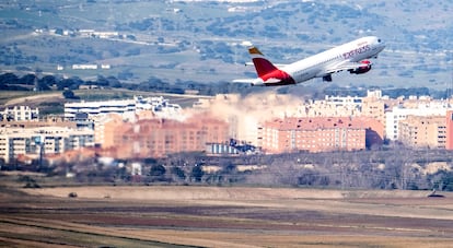Vista panorámica del aeropuerto Adolfo Suárez de Madrid. Un avión de Iberia Express despegando.