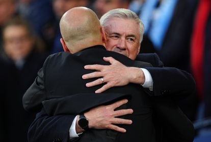 Abrazo entre Ancelotti y Guardiola antes del inicio del partido.