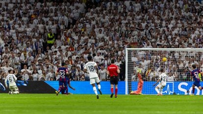 Bellingham durante el gol que ha dado la victoria al Real Madrid, este domingo en el Bernabéu.