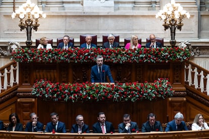 El candidato del partido socialista portugués, Pedro Nuno, ofrece un discurso durante la sesión conmemorativa del 50 aniversario de la Revolución de los Claveles, en el Parlamento portugués en Lisboa, este jueves.
